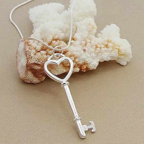 New Sterling Silver Heart Key Necklace 925 Stamped - Picture 2 of 2